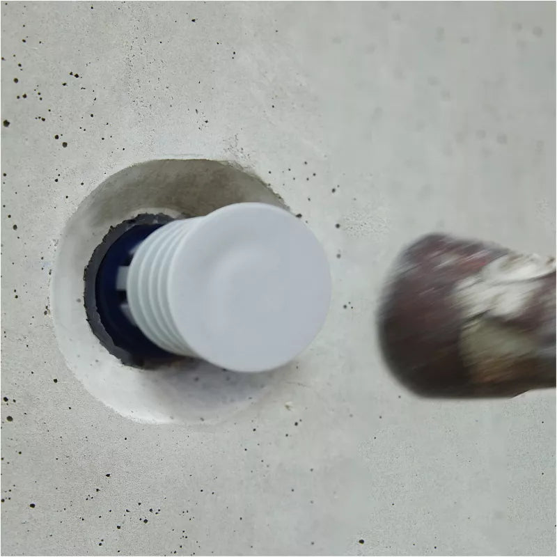 Water-swellable Sealing Plug for concrete spacers with impact-resistant core. Easy to install, pressure-resistant up to 6 bar. Sizes: 22–34mm.