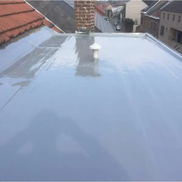 Flat gray roof featuring Desmopol Roof Kit 3 for 60m² coverage efficiency