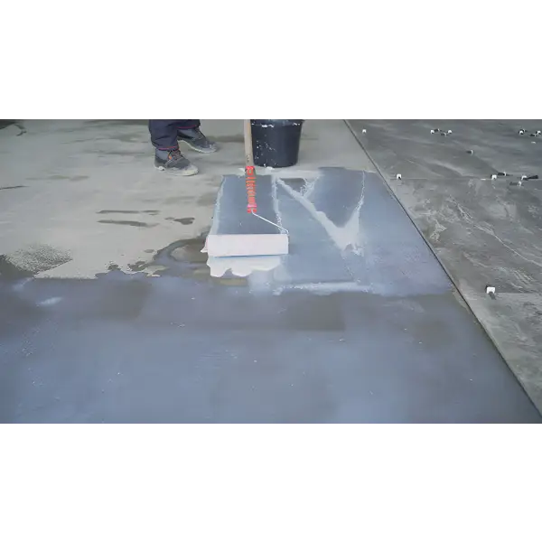 Floor being sealed with roller using SIRAMIGUARD CONCRETE for enhanced protection